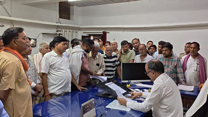 उपखंड अधिकारी को ज्ञापन सौंपते व्यापारी
