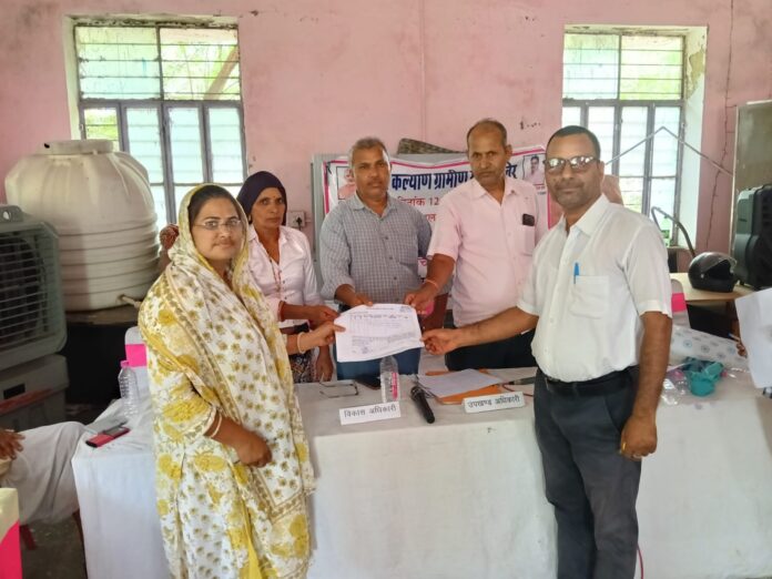 2084 ग्रामीण सेवा शिविर के दौरान राजस्व रिकॉर्ड की त्रुटि सुधारने के बाद लाभार्थी दिनेश चंद्र