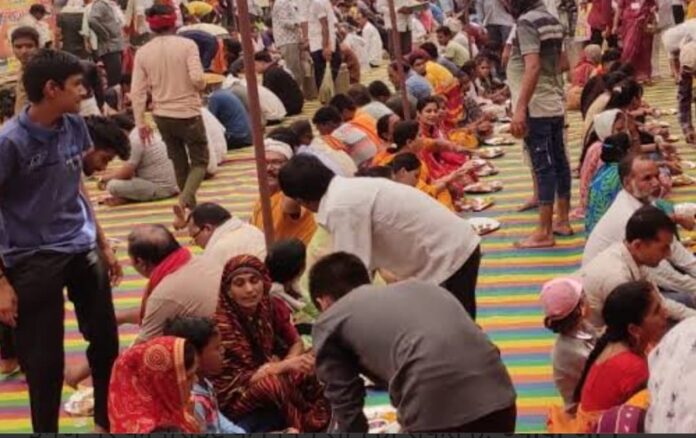 2093 छठे विशाल भंडारे में प्रसाद ग्रहण करते श्रद्धालु
