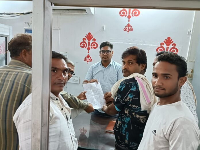 2094 नगर पालिका प्रशासन को ज्ञापन सौंपते स्थानीय नागरिक