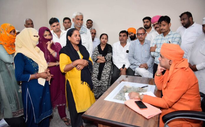 2095 जनसुनवाई के दौरान आमजन की समस्याएं सुनते विधायक