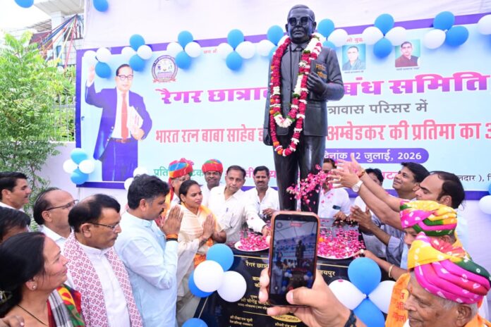 2112 प्रतिमा का अनावरण करते नेता प्रतिपक्ष टीकाराम जूली एवं उपस्थित गणमान्यजन
