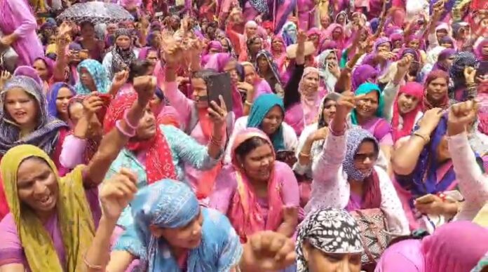 2115 नारेबाजी करतीं आंगनबाड़ी कार्यकर्ता एवं सहायिकाएं