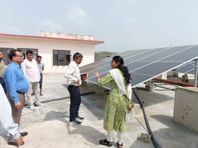 सोलर प्लांट का निरीक्षण करतीं जिला कलक्टर डॉ. आर्तिका शुक्ला