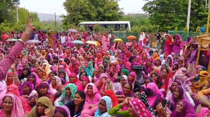 कलेक्टर से मुलाकात की मांग को लेकर धरना देती आंगनबाड़ी कार्यकर्ता