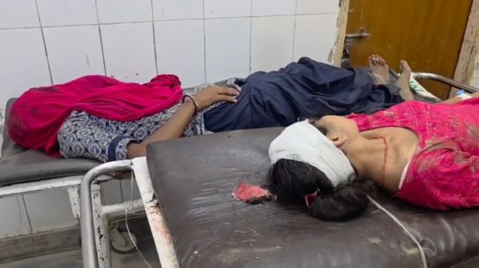 गांव में संघर्ष के बाद अस्पताल में उपचार कराते घायल