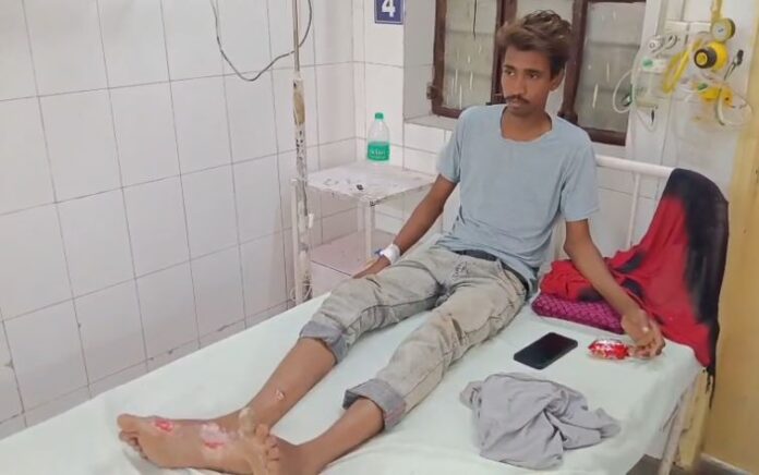 बिजली लाइन से करंट लगने के बाद जिला अस्पताल में घायल युवक