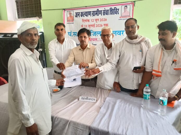 ग्रामीण सेवा शिविर में गब्बू खान