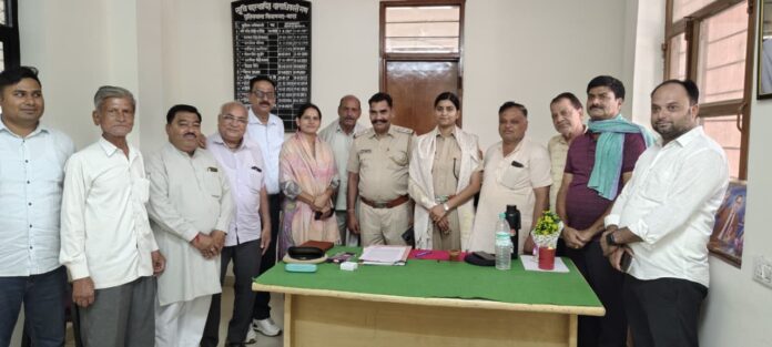 शॉल व माल्यार्पण कर सम्मान करते व्यापारी एवं सामाजिक संगठन के पदाधिकारी