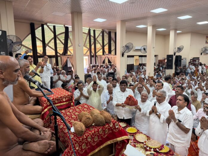 2142 मुनि सौम्य सागर से आशीर्वाद लेते केंद्रीय मंत्री भूपेंद्र यादव एवं मंत्री संजय शर्मा