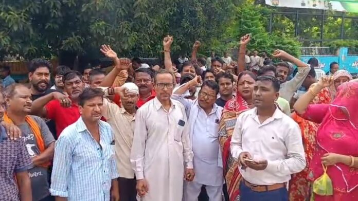 2145 339 कर्मचारी मंत्री संजय शर्मा के आवास पर पहुंचकर उनसे मुलाकात करते हुए