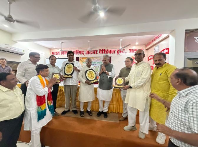 2147 स्थापना दिवस समारोह में केंद्रीय मंत्री भूपेंद्र यादव, राज्य मंत्री संजय शर्मा प्रतिभाओं का सम्मान करते हुए