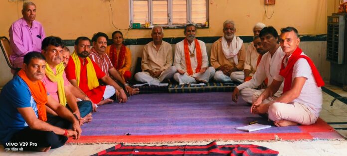 2153 151 दीपों से महाआरती की तैयारियों पर चर्चा करते पदाधिकारी