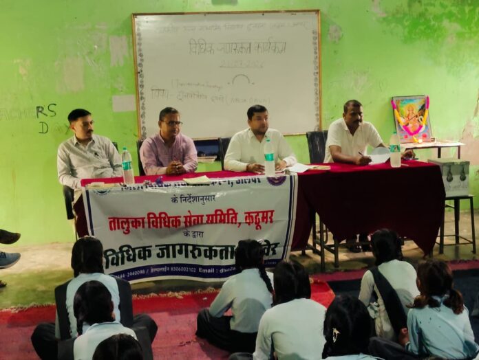 2157 जागरूकता शिविर में विद्यार्थियों को संबोधित करते न्यायिक अधिकारी