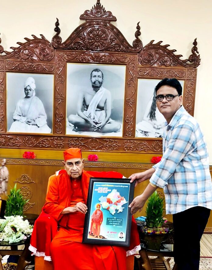2158 बेलूर मठ में शोध पुस्तकें एवं स्मृति-चिह्न भेंट करते शोधकर्ता डॉ. जुल्फिकार