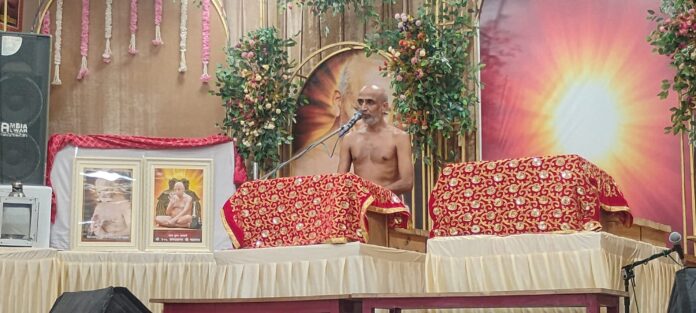 उद्बोधन देते मुनिश्री सौम्यसागर जी महाराज।