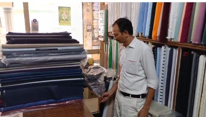 रॉयल कॉम्प्लेक्स स्थित कपड़ा व्यापारी की दुकान