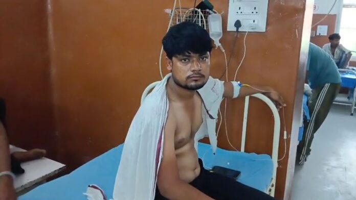 जिला अस्पताल में उपचाराधीन घायल युवक गणेश