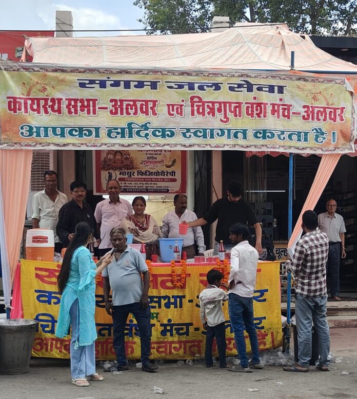मेले के दौरान श्रद्धालुओं को शीतल पेयजल वितरित