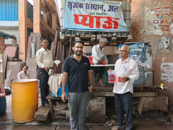 रथ वापसी के अवसर पर प्याऊ का समापन करते
