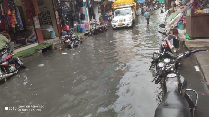 बारिश के बाद गंज रोड और अन्य क्षेत्रों में सड़कों पर भरा पानी