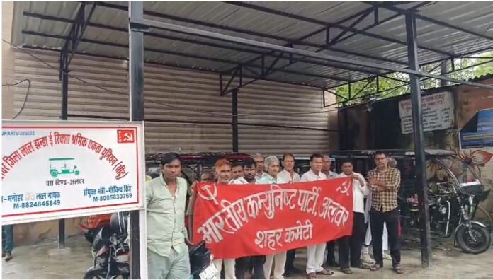 रिक्शा स्टैंड की मरम्मत के बाद टीनशेड एवं नाले की सुधरी व्यवस्था