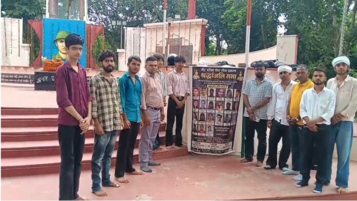 दिवंगत विद्यार्थियों को श्रद्धांजलि अर्पित करते छात्र