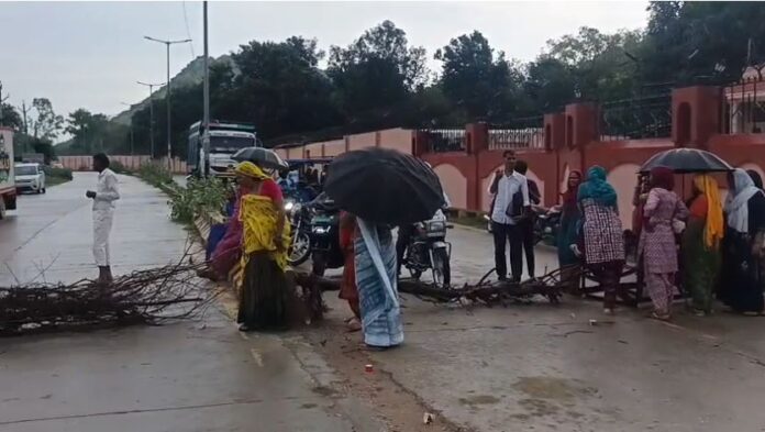 दौलत नगर शराब गोदाम विरोध प्रदर्शन