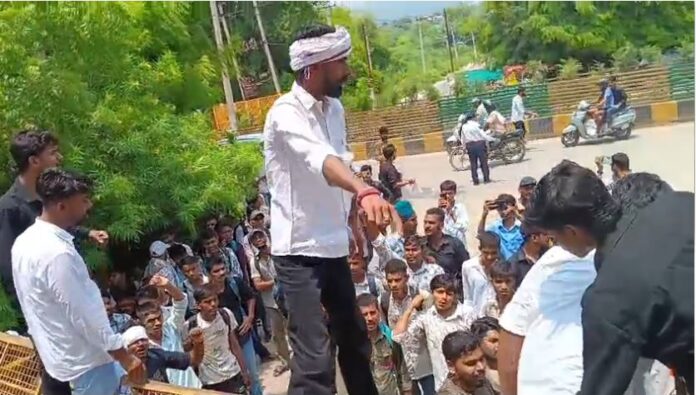 चुनाव बहाल कराने की मांग को लेकर मिनी सचिवालय पर प्रदर्शन