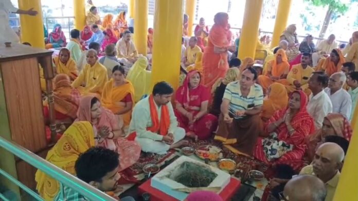 नौ कुण्डीय गायत्री महायज्ञ में आहुतियां अर्पित करते श्रद्धालु