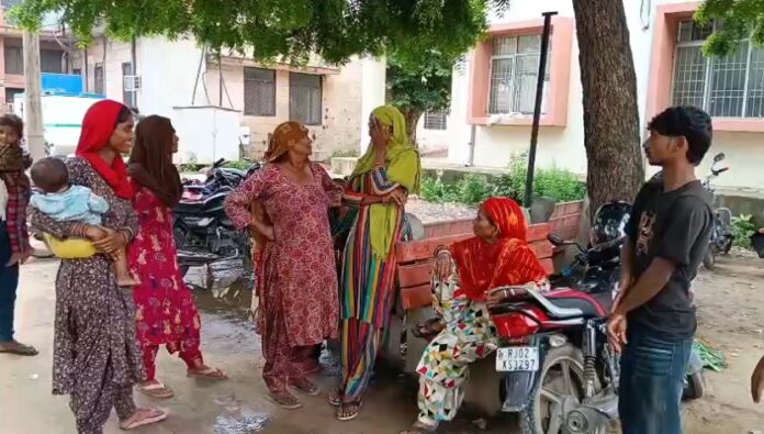 जिला अस्पताल की मोर्चरी के बाहर मौजूद परिजन