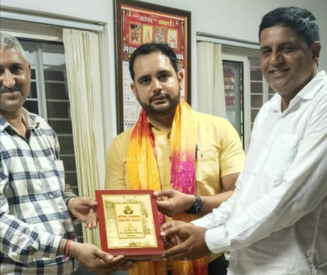 2235 सुमित भारद्वाज का साफा एवं माल्यार्पण कर स्वागत करते ग्रामीण
