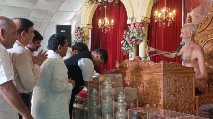 2236 चातुर्मास के शुभारंभ अवसर पर उपस्थित श्रद्धालु