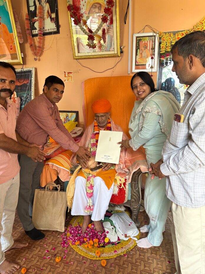 संत-महात्माओं का आशीर्वाद लेते हुए भाजपा प्रदेश प्रवक्ता डॉ. अंजलि यादव