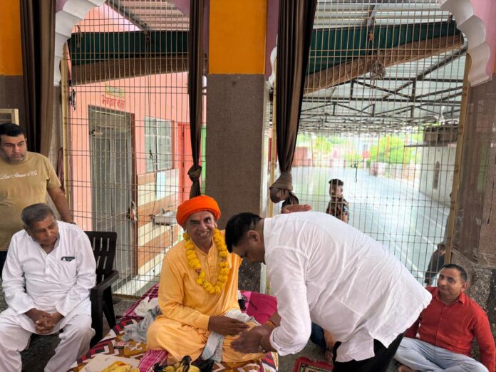संत-महात्माओं का सम्मान करते वन एवं पर्यावरण राज्यमंत्री संजय शर्मा