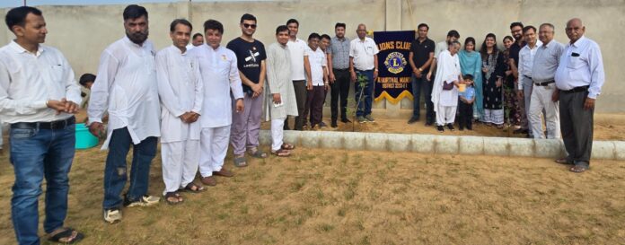 2248 वृक्षारोपण अभियान के दौरान पौधे लगाते हुए