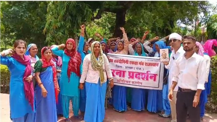 2256 प्रदर्शन करती आशा सहयोगिनियां