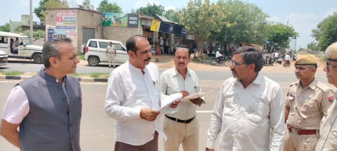 2259 बसों का निरीक्षण करते जिला विधिक सेवा प्राधिकरण और परिवहन विभाग के अधिकारी
