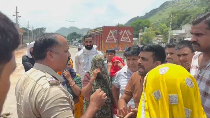 जलभराव की समस्या को लेकर प्रदर्शन