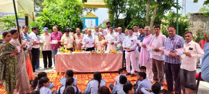 विद्यालय में स्वर्गीय लाला काशीराम गुप्ता की प्रतिमा के समक्ष उपस्थित अतिथि एवं परिजन