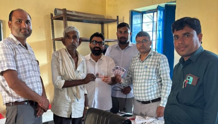 शिविर में वरिष्ठ नागरिकों को स्मार्ट कार्ड प्रदान करते अधिकारी