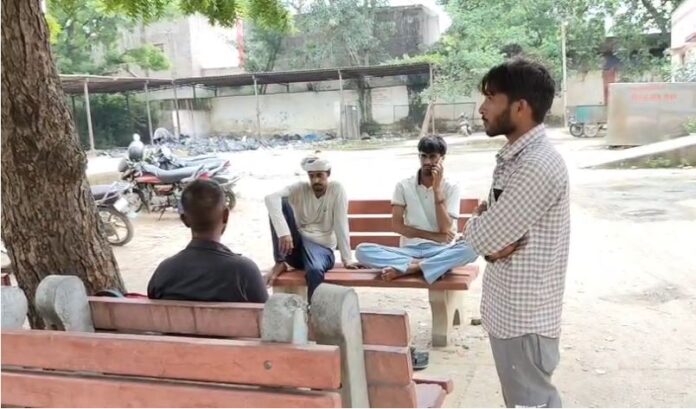 उपचार के दौरान मृतक के परिजन