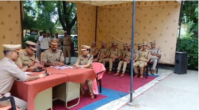 2273 पुलिस लाइन का निरीक्षण करते डीआईजी कुंवर राष्ट्रदीप