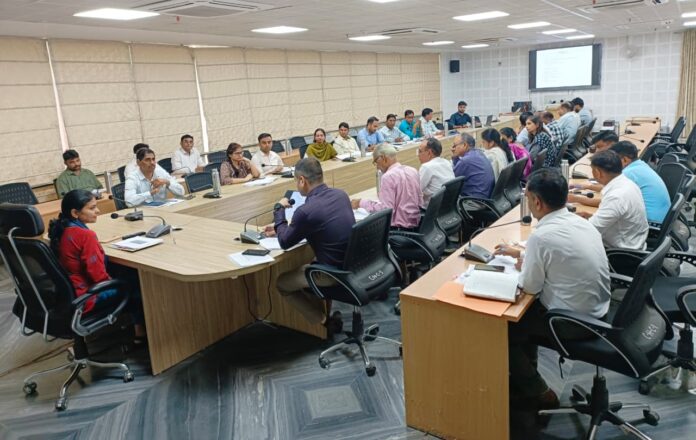 2278 समीक्षा बैठक लेते हुए जिला कलक्टर डॉ. आर्तिका शुक्ला