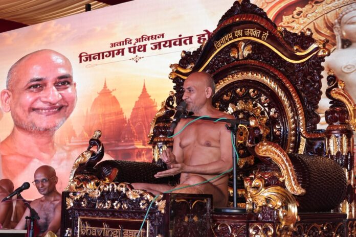 2279 मंगल प्रवचन देते मुनि श्री 108 विमर्शसागर जी महाराज