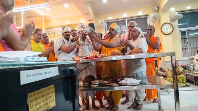 297 गायत्री नगर स्थित श्री दिगंबर जैन मंदिर