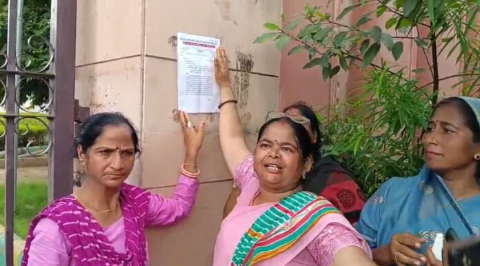 302 आंगनबाड़ी कार्यकर्ताओं का प्रदर्शन