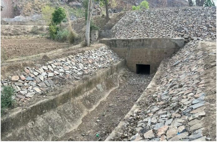 करोड़ों रुपये खर्च होने के बावजूद घाट कैनाल