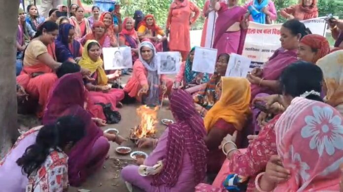 आंगनबाड़ी कार्यकर्ताओं का हवन प्रदर्शन