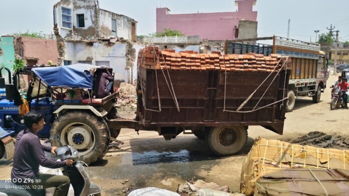 323 लक्ष्मणगढ़ ओवरलोड ट्रैक्टर ट्रॉली